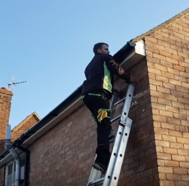 Best Ladders For Gutter Cleaning 2020, How To Clean Gutters From The Ground Uk